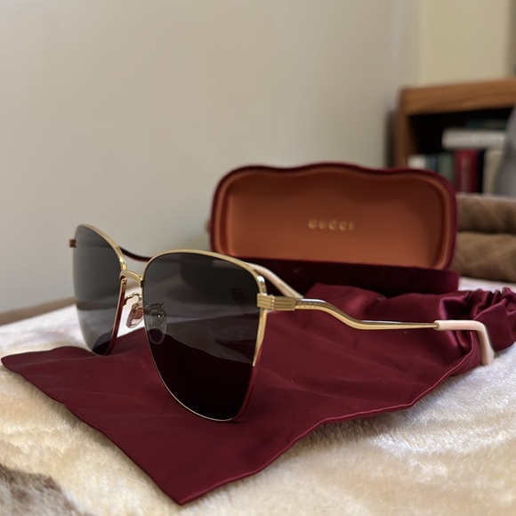 Women’s GUCCI Sunglasses - Authentic Gold Wave Butterfly - Picture 7 of 7